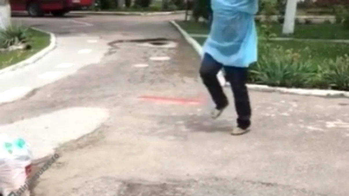 Scene emoționante la Gorj! Ce a făcut un bunic în curtea spitalului, după ce s-a vindecat de noul virus