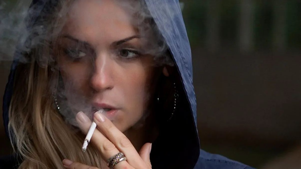 Vești proaste pentru peste jumătate de milion de fumători! Țigările care dispar total în luna mai