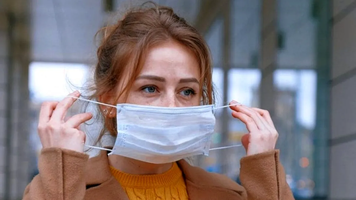 S-au inventat măștile prin care poți să bei, fără să le dai jos. Cum arată și ce preț are una