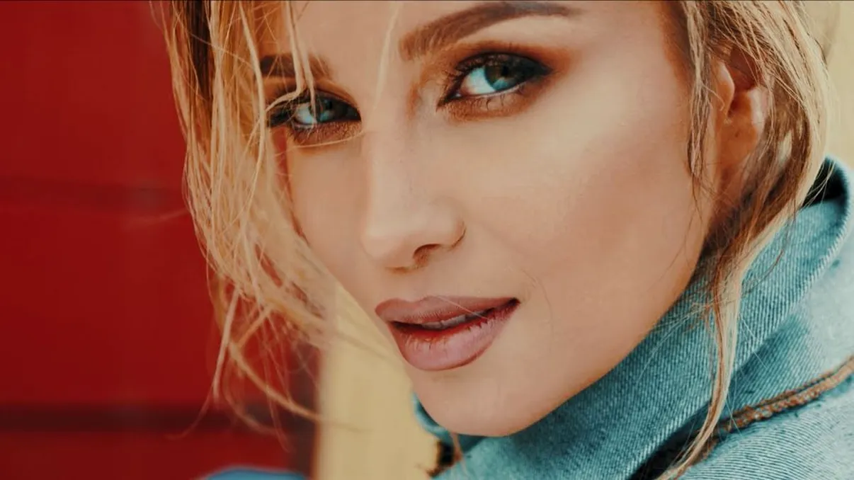 Dramele care i-au marcat viața cântăreței Lora