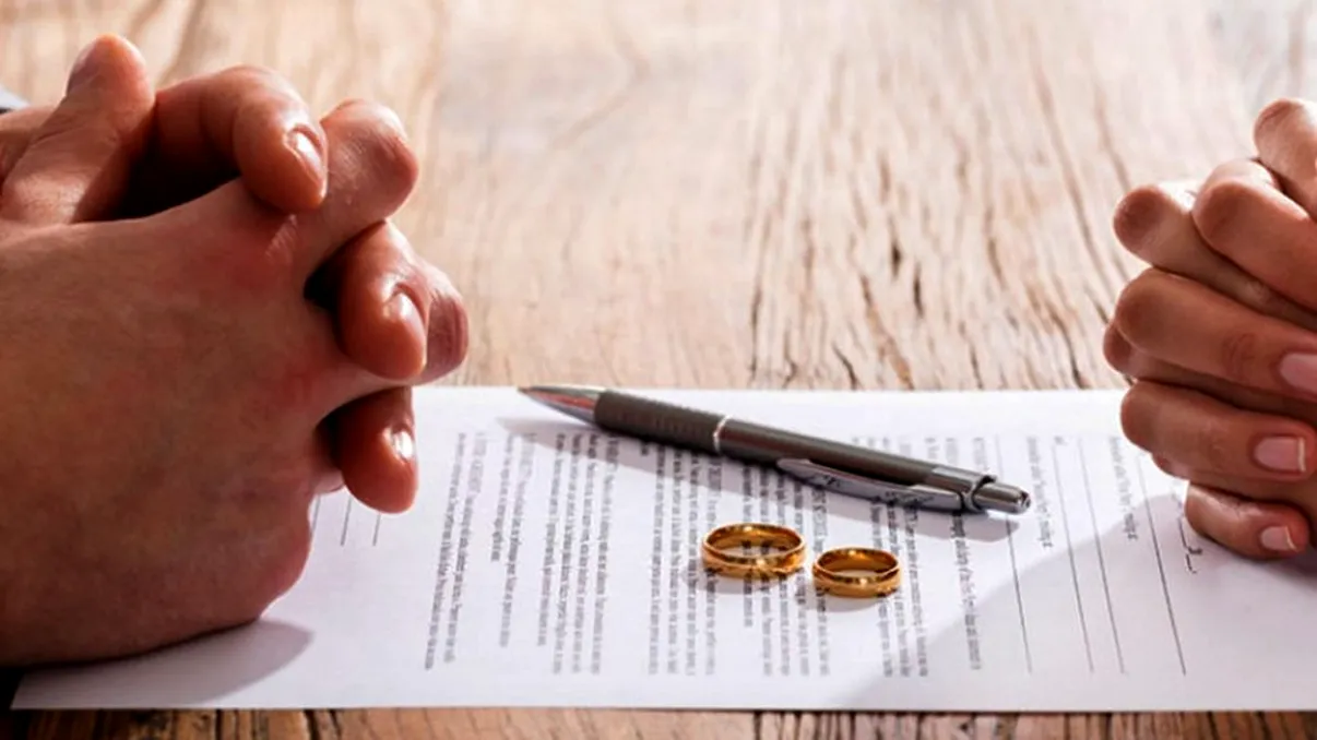 Anunț bombă în showbiz! Divorțează după 10 ani și trei copii. Cu cine și-a înșelat soțul