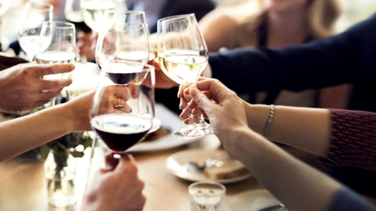 Petrecere mare cu șampanie și bucate alese la o primărie din Vaslui: 