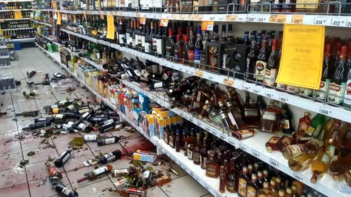 Răzbunarea supremă a unui angajat concediat. Rafturi pline cu băuturi scumpe, distruse de la un cap la celălalt