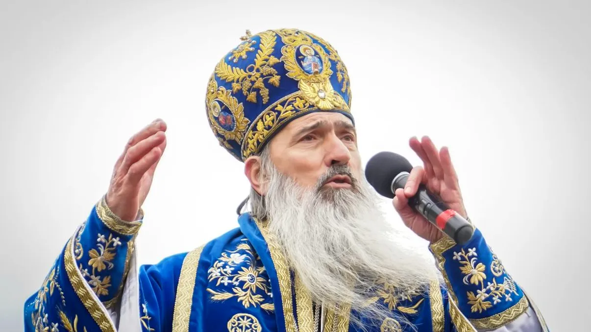 Scene de neînțeles la prima slujbă în aer liber din România. Ce i-a făcut o femeie lui Teodosie, Arhiepiscopul Tomisului