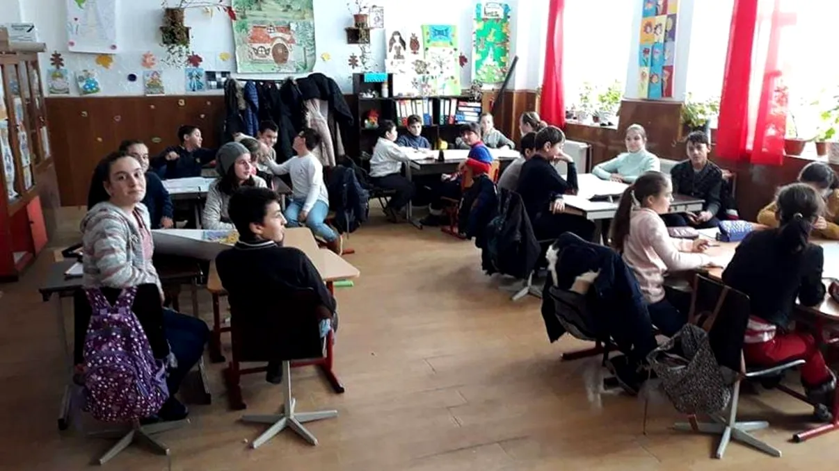 Evaluarea Națională 2020. Școala de la sat cu elevi de nota 10. Povestea profesorului care face miracole
