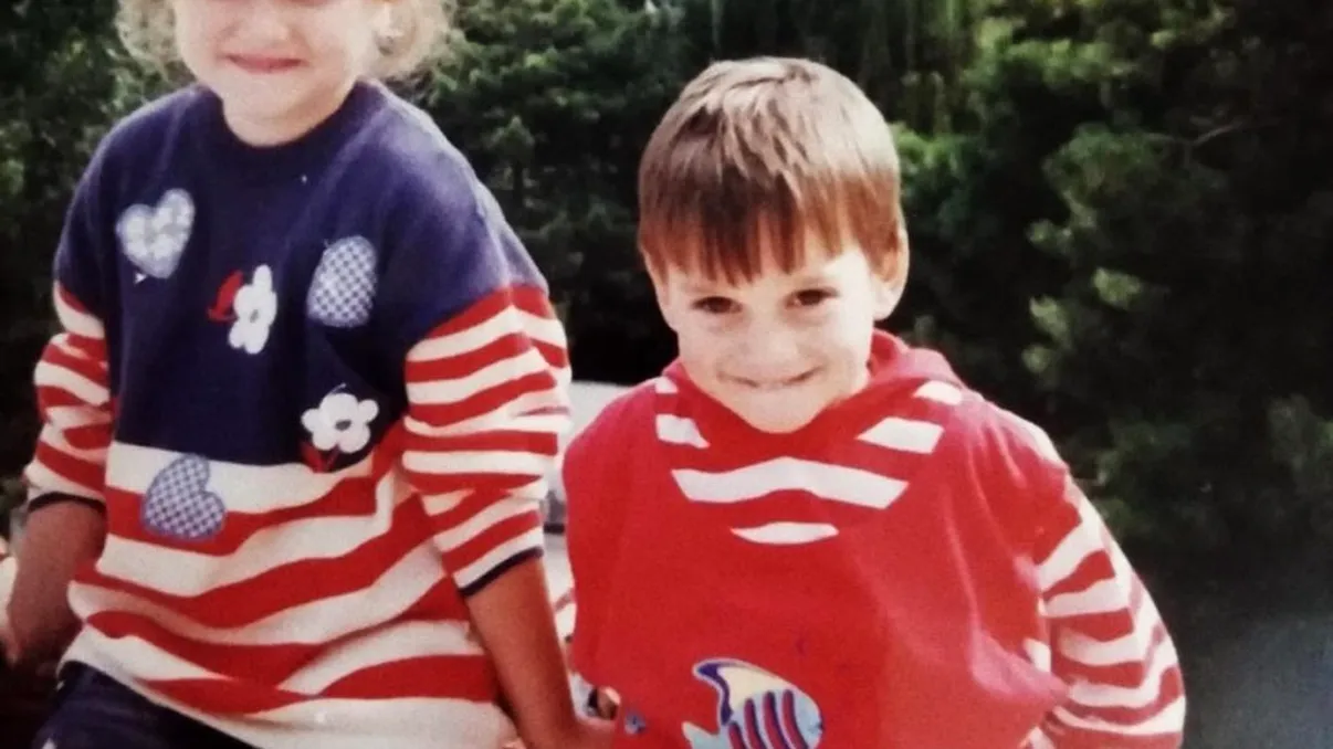 Îl mai recunoști? Astăzi este un actor iubit de toată România. Așa arăta în copilărie