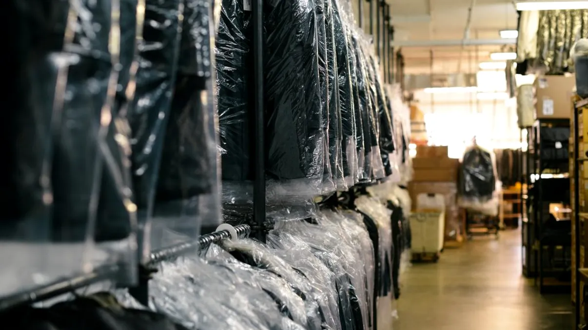 Lovitură pe piața de retail, din cauza pandemiei. Sute de angajați rămân pe drumuri