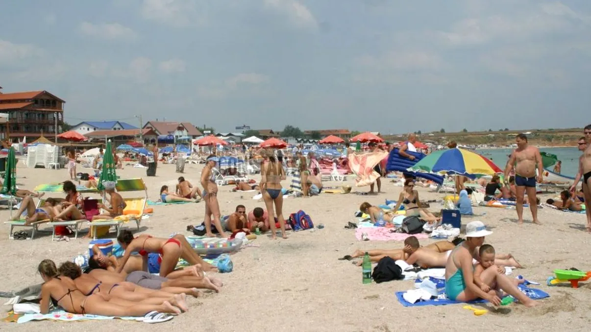 Ce s-a întâmplat în weekend în Vama Veche, după ce la o terasă un angajat a fost depistat cu noul virus