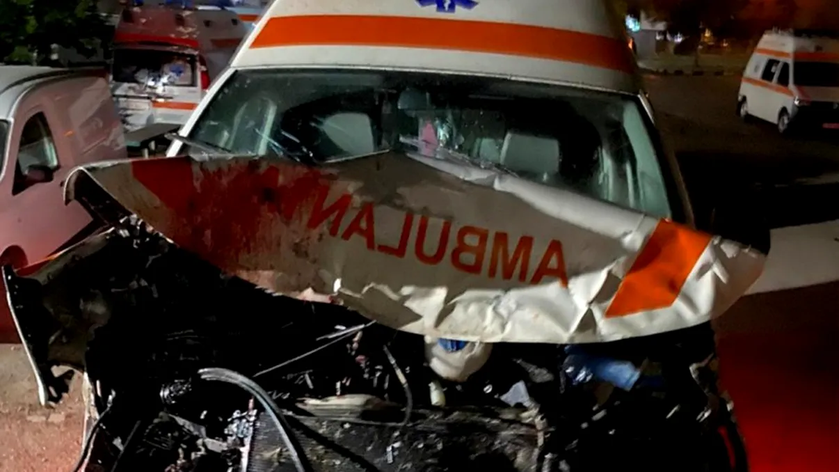 Ambulanță făcută praf, după ce șoferul a plecat beat în misiune. Bărbatul a omorât mai multe animale
