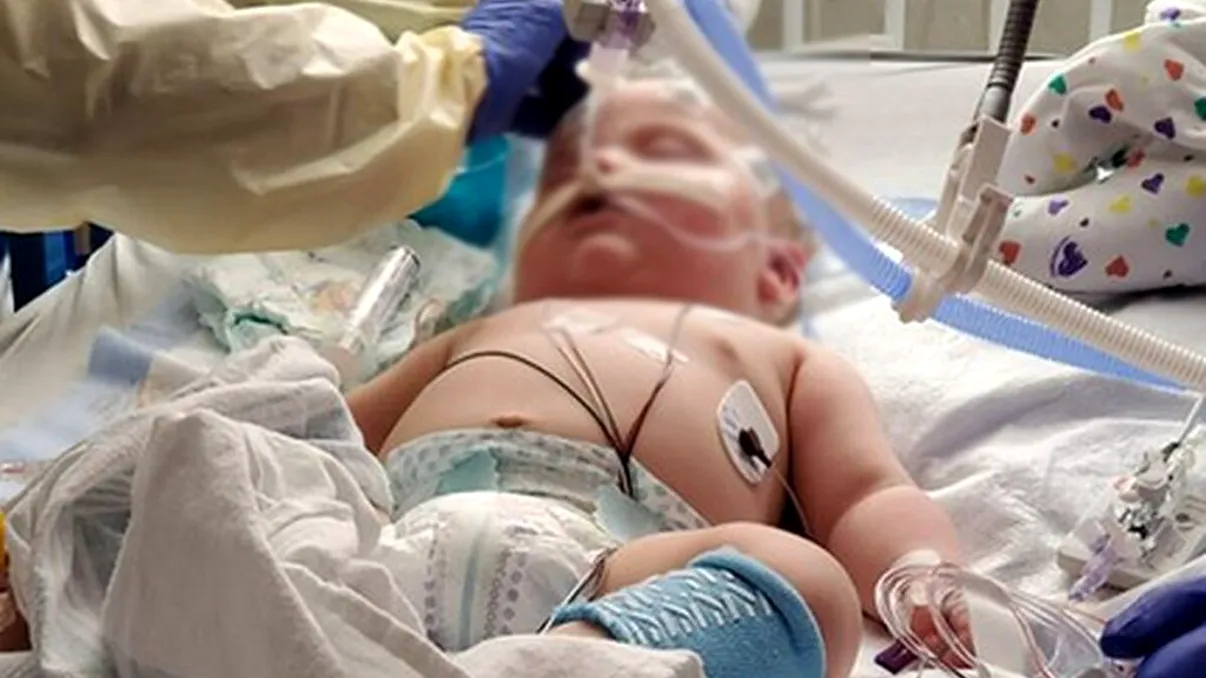 Dramă cumplită pentru un bebeluș. Un bărbat din Galați și-a torturat fiul cu sălbăticie dintr-un motiv înfiorător. Ce șanse îi dau medicii