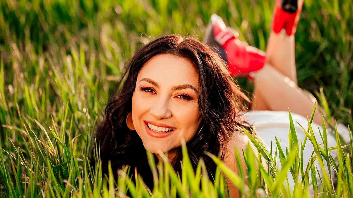 Andra și-a luat fanii prin surprindere. Cu decolteul la vedere, le-a arătat ce face cât Măruță nu e prin preajmă