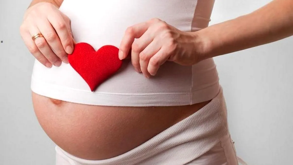 Bucurie enormă în showbiz! Îndrăgita prezentatoare a născut în secret. Ce nume a ales pentru fetiță