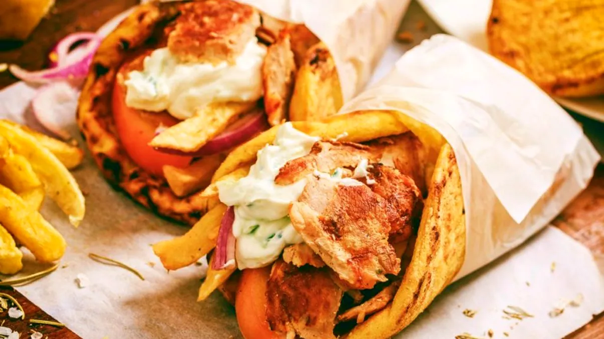 Gyros grecesc cu pui și tzatziki. Cea mai simplă rețetă de gyros grecesc