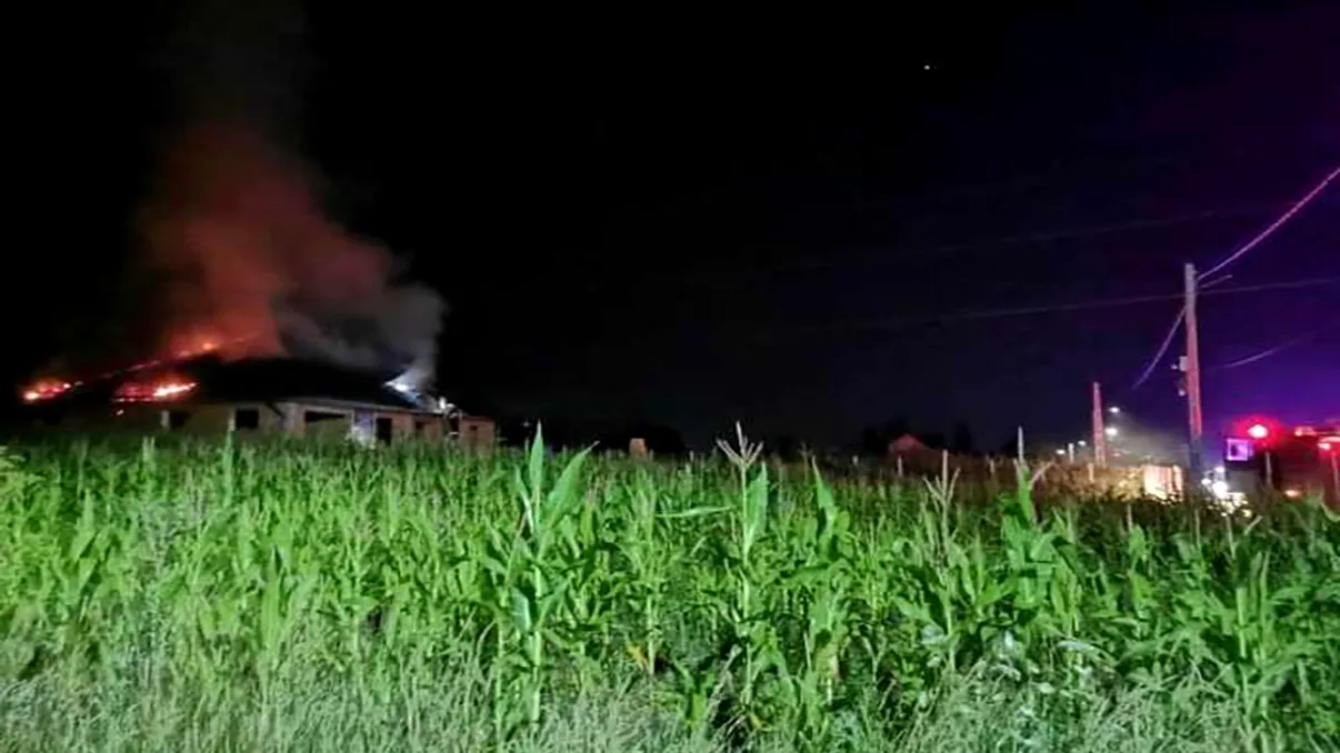 Casa unui polițist din Dorohoi, județul Botoșani, incendiată chiar în noaptea în care omul legii petrecea la botezul fetiței sale. Mesajul disperat al soției