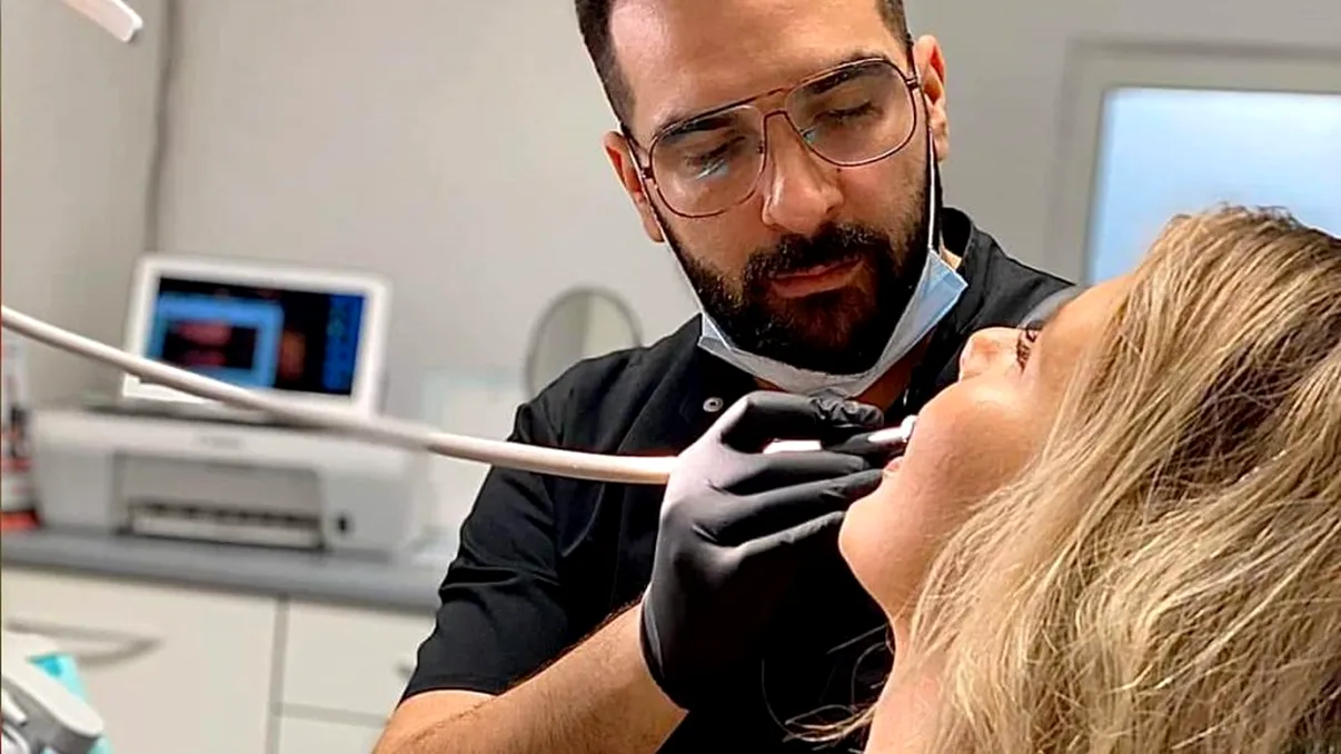 EXCLUSIV Stomatologul vedetelor a găsit o soluție pentru a rezista în vremuri de pandemie. Ce se întâmplă acum în cabinetele de lux