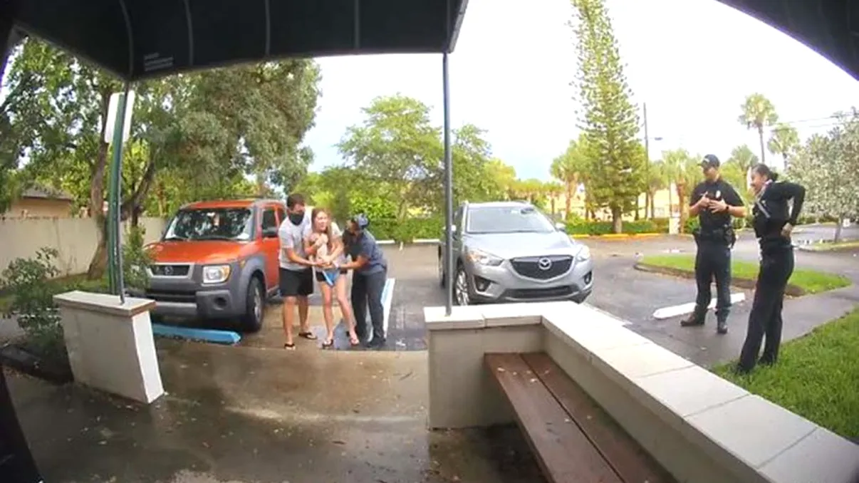 A vrut să nască în apă, dar bebelușul ei a venit pe lume la intrarea în spital. Cine este mămica eroină și în ce stare se află fetița ei. Video