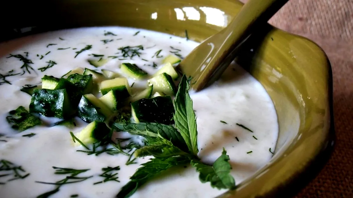 Rețetă de supă rece de iaurt cu castraveți. Cea mai răcoritoare supă pentru vară