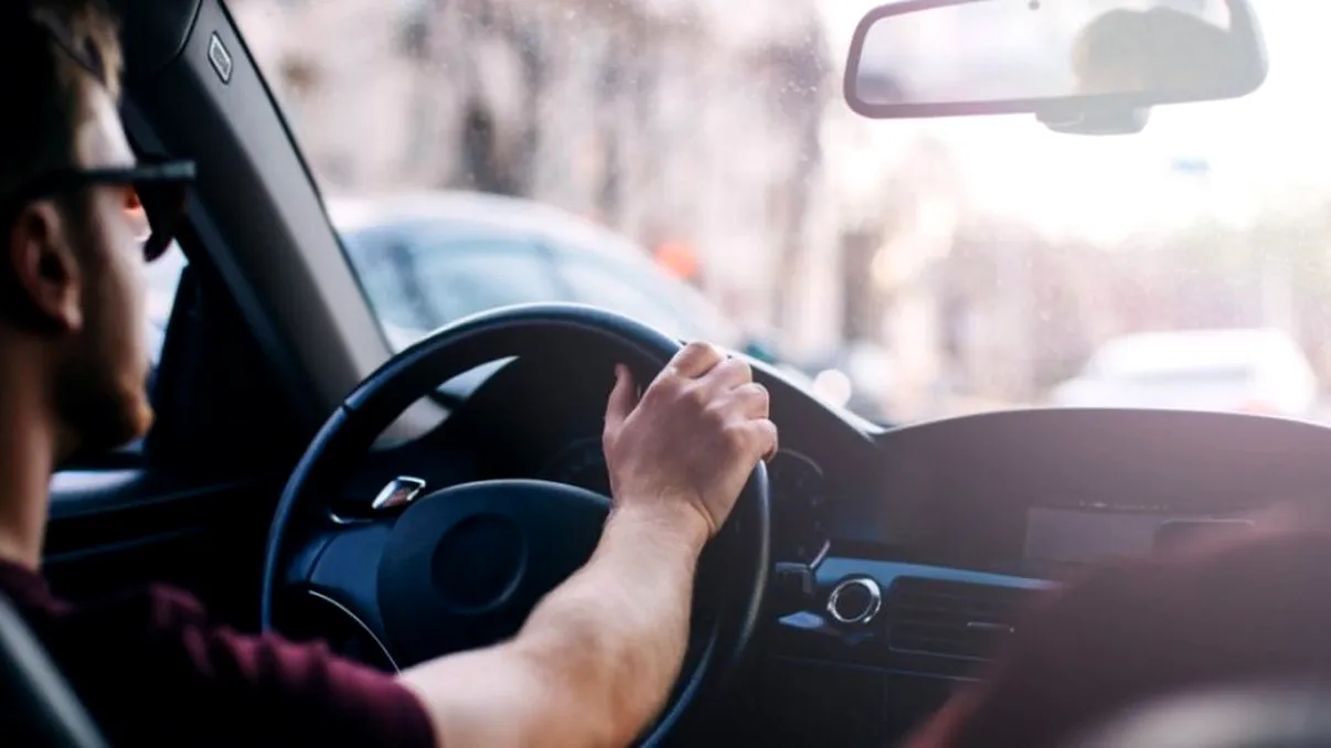 Atenție, șoferi! Ce se întâmplă dacă lași o sticlă cu dezinfectant în mașină, când e caniculă