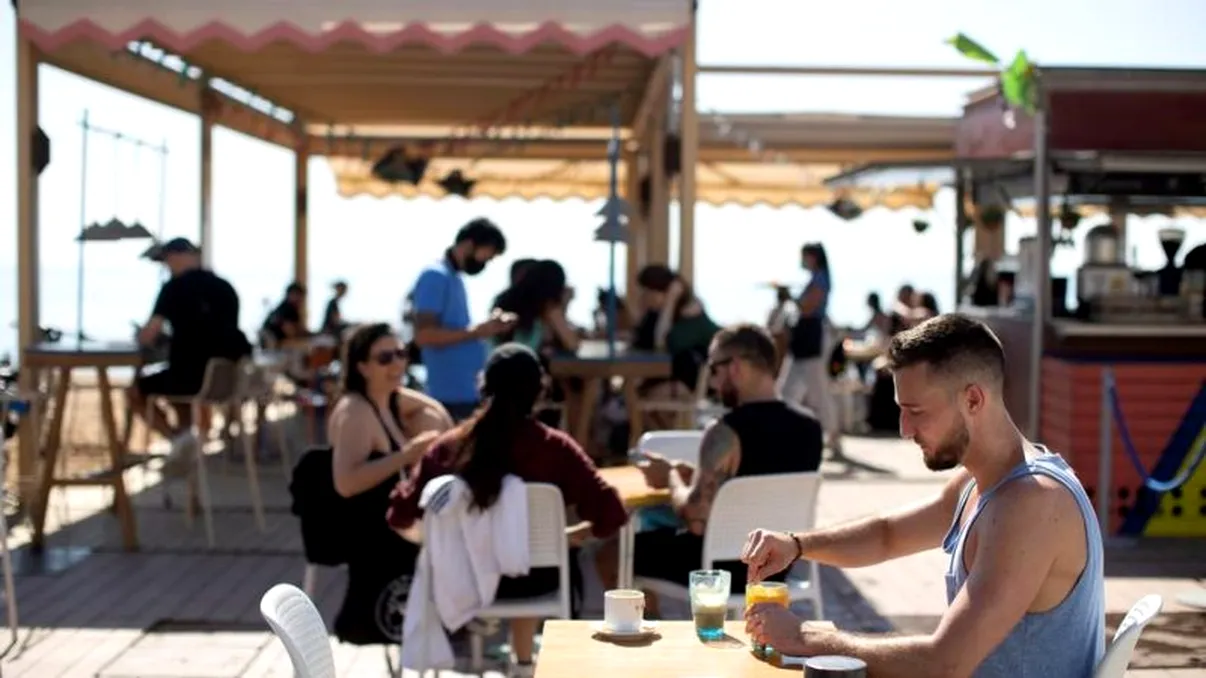 Adio, terase în aer liber? Ministrul Economiei, decizie șoc în cazul restricțiilor pentru clienți. Ce li se pregătește