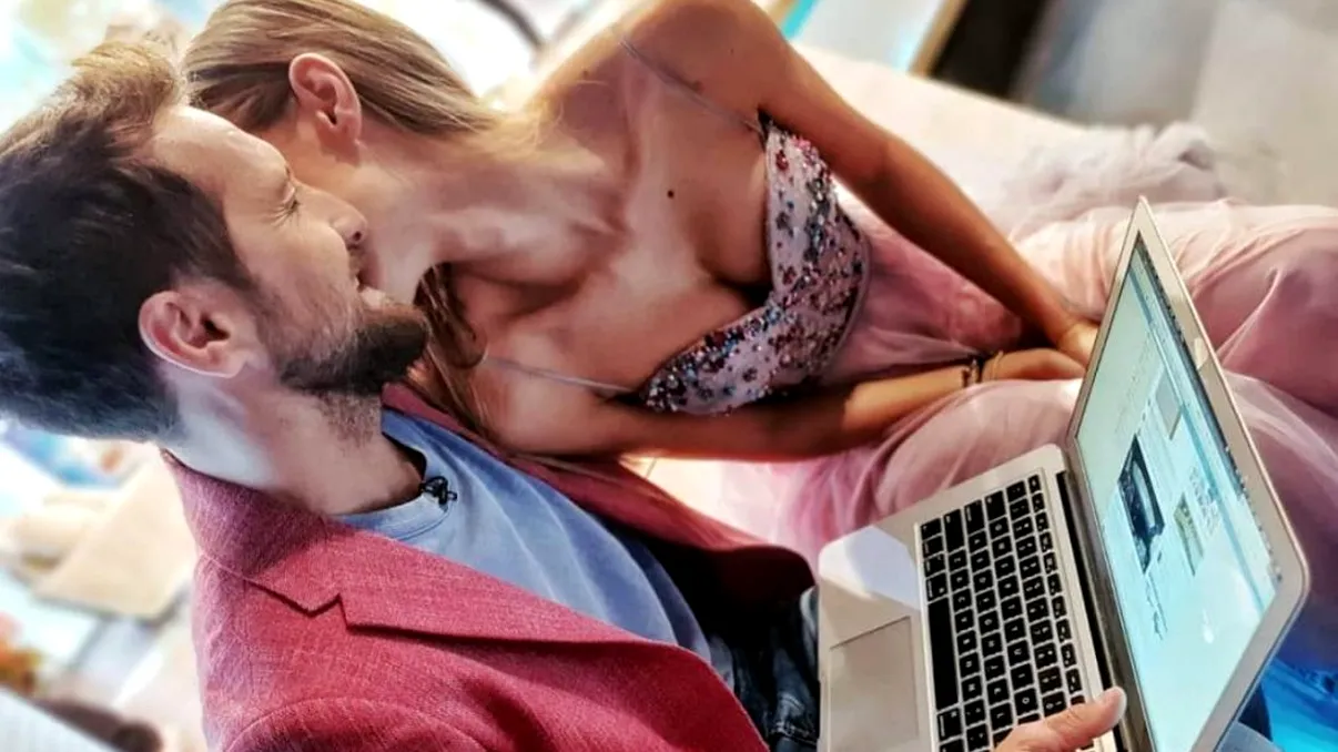 Dani Oțil, filmat în pat de iubita lui. Ce îi făcea Gabrielei Prisăcariu, în așternut VIDEO