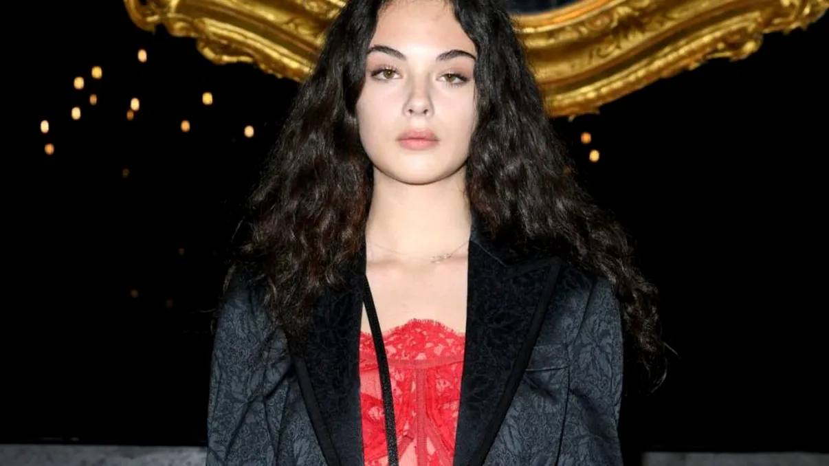 Fiica Monicăi Bellucci arată senzațional în costum de baie, la 15 ani. O întrece pe mama ei!