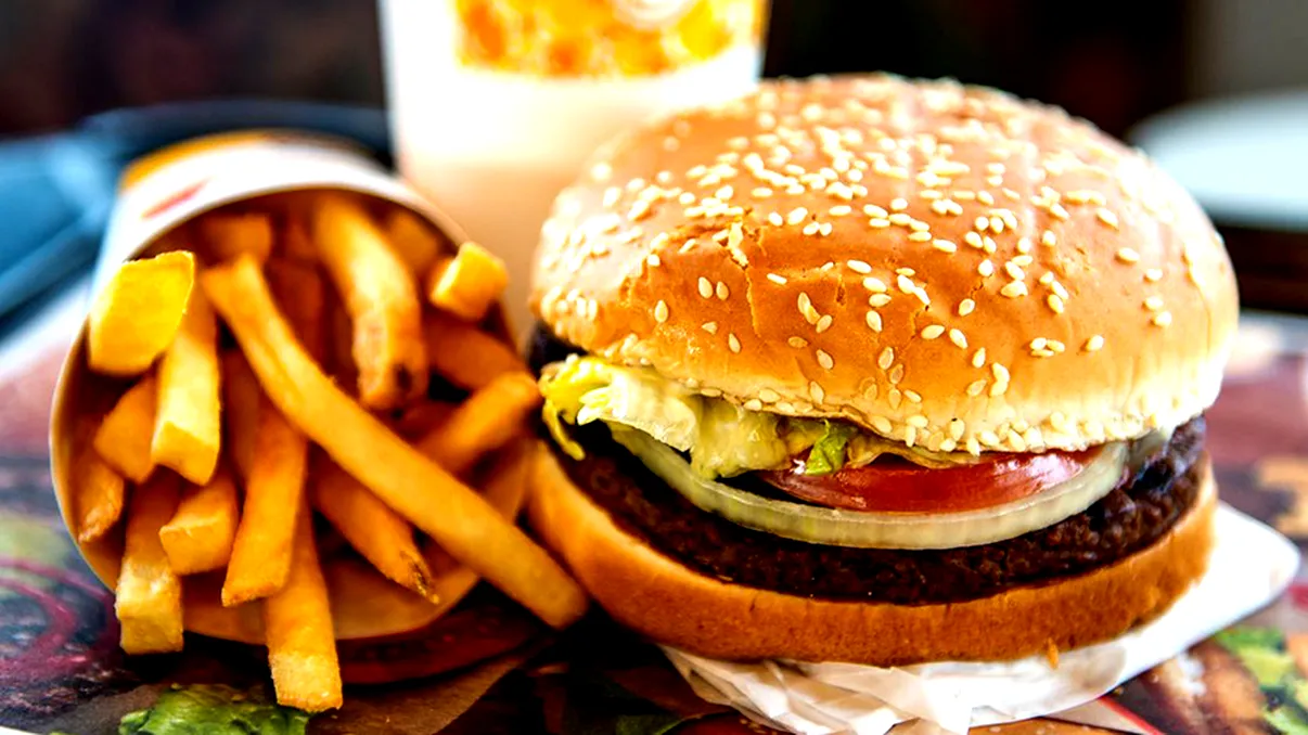 Legea a fost promulgată de Iohannis. Se întâmplă asta cu toate localurile fast-food