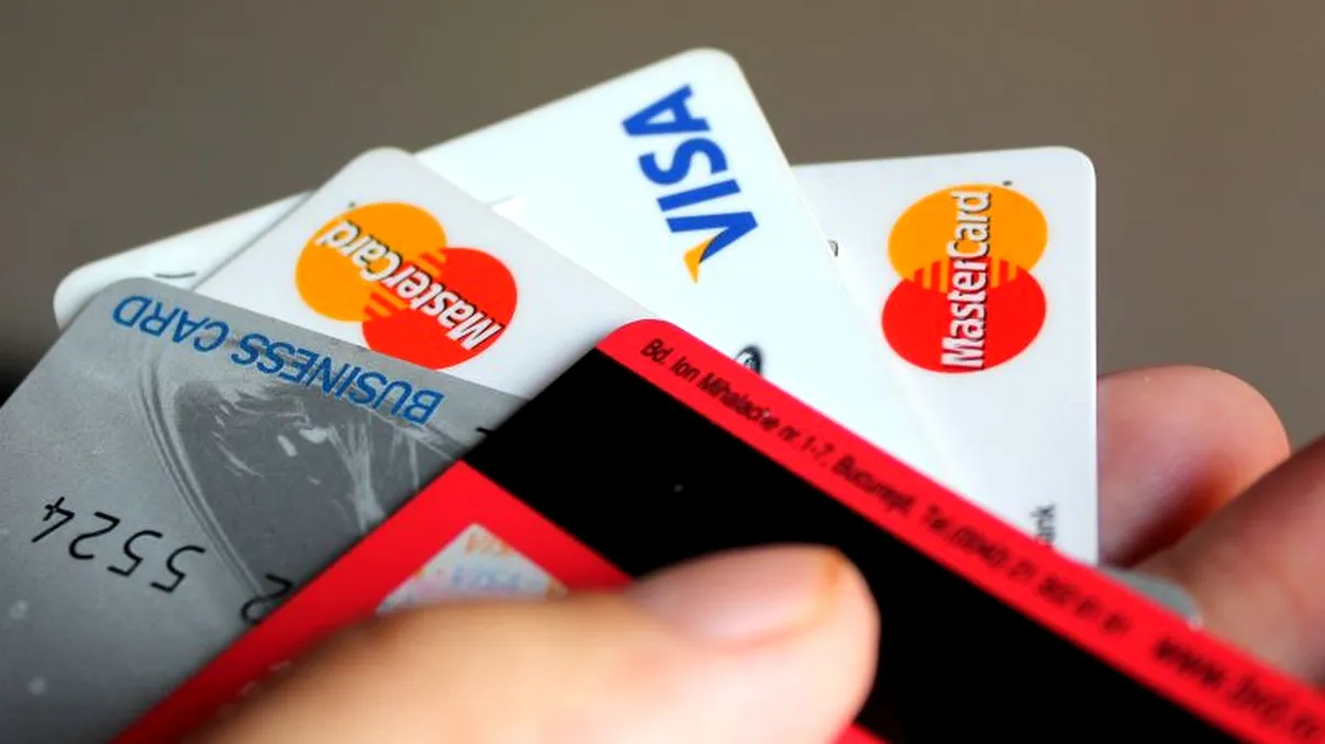 Tot ce trebuie să știi dacă ai card de credit sau card de debit. Care este, de fapt, diferența