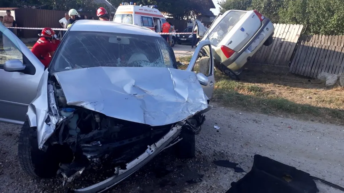 Accident mortal în Argeș. O șoferiță în vârstă de 19 ani a ucis doi oameni, după ce s-a urcat la volan fără permis. Un copil de doi ani se numără printre victime