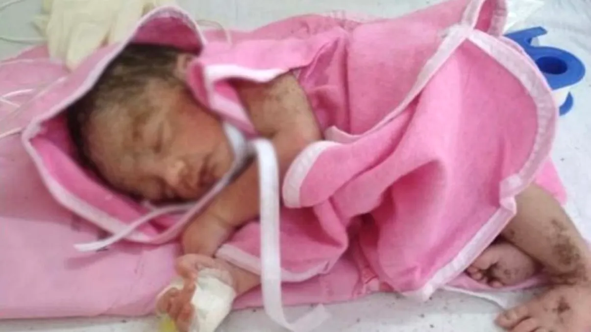 Caz cutremurător. O femeie a născut într-o benzinărie din Satu-Mare, iar apoi și-a aruncat bebelușul la un tomberon