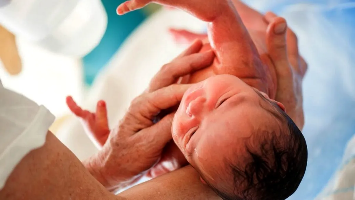 Fata de 13 ani care a rămas gravidă cu un băiat de 10 ani a născut acum. Primele declarații despre chinul nașterii