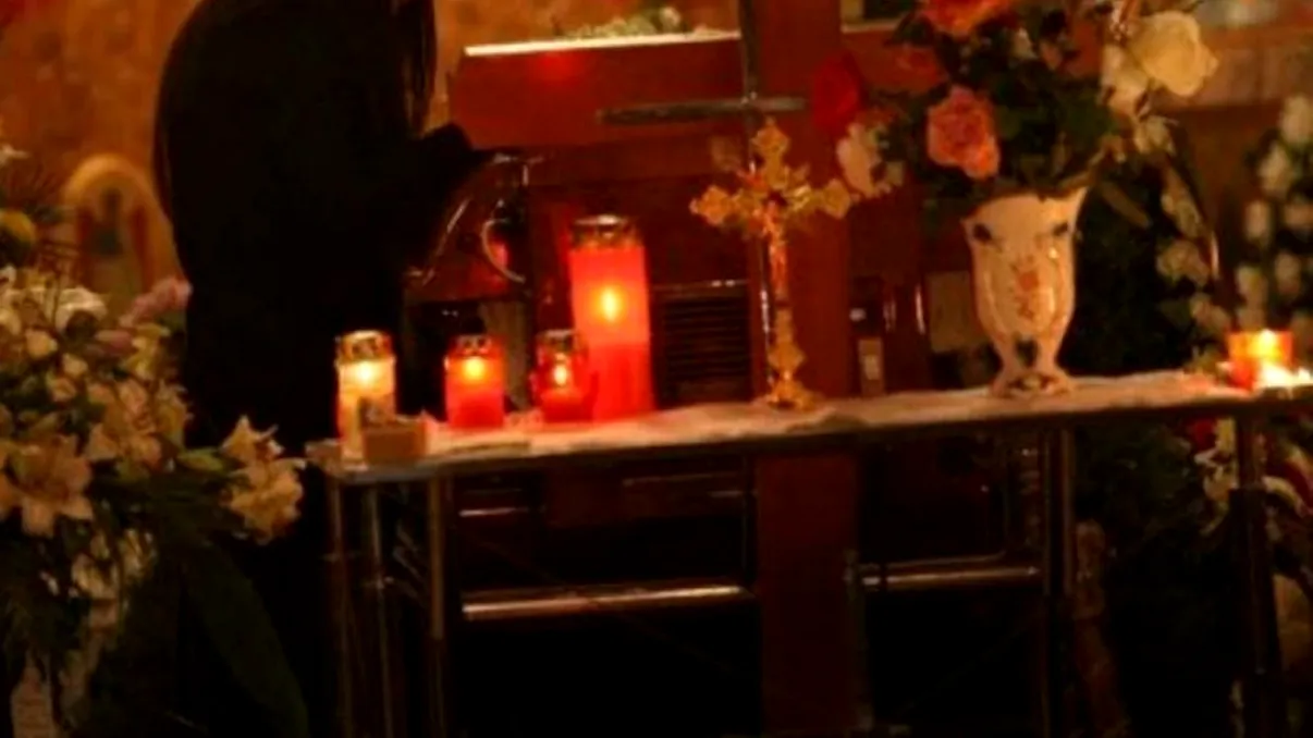 Un sicriu a luat foc, în timp ce oamenii erau la priveghi. Scene de groază, într-o biserică din Brăila