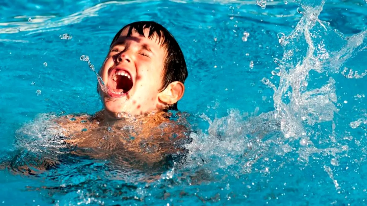 Și-a băgat fiul în apa mării, dar micuțul a început să urle de durere. Ce se afla în slipul său