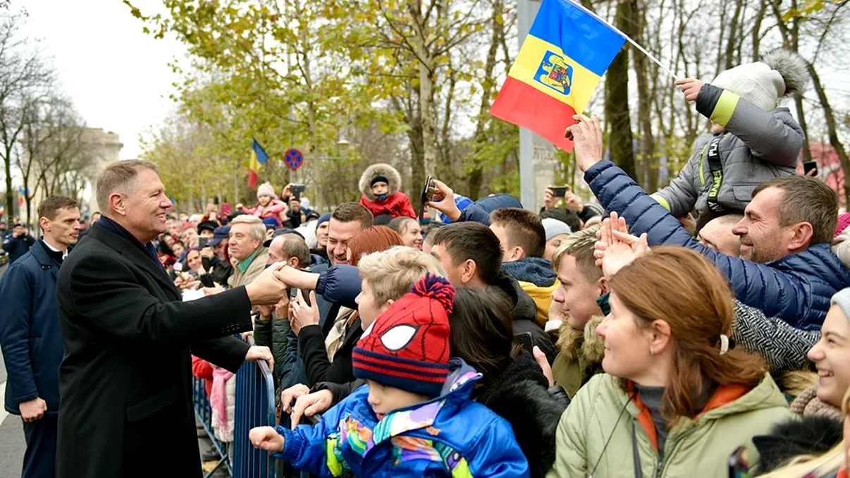 Cine sunt oamenii cu care Klaus Iohannis dă mâna în mulțime, de fapt! Nu, nu sunt oameni de rând