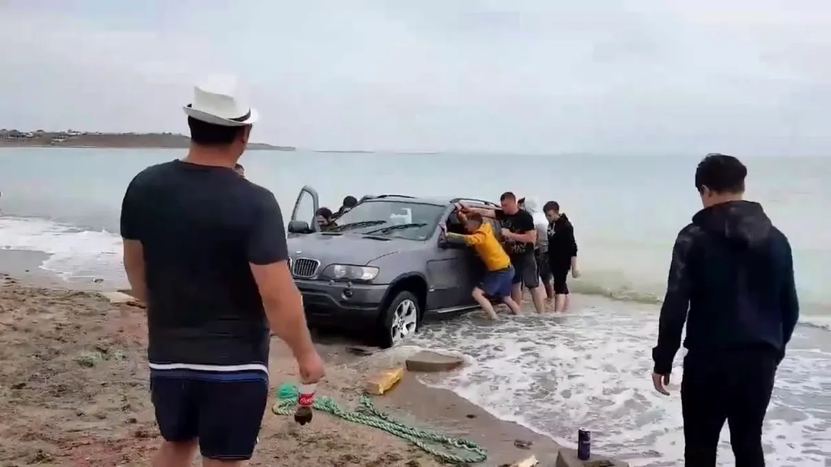 Cum e litoralul românesc, de fapt: ”Nesimţire cât casa, grobianism, bişniţari tuciurii cu cefe late, ritualuri de împerechere”