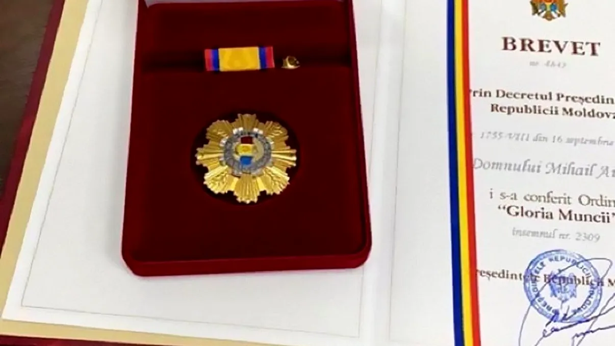 Interlop, decorat de președintele țării cu Ordinul „Gloria Muncii”. Cum își scuză autoritățile din Moldova gestul frapant