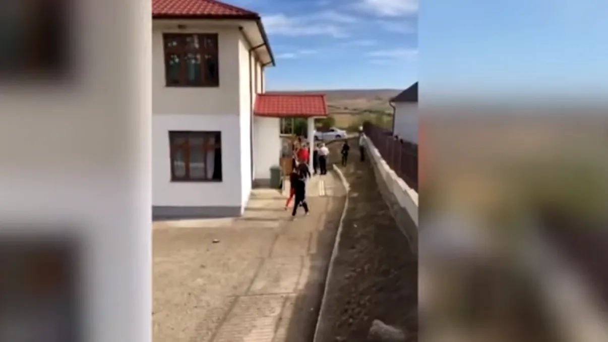 Momente halucinante la o școală din Vaslui. Părinții și copiii au fugit de frica testelor anti-covid