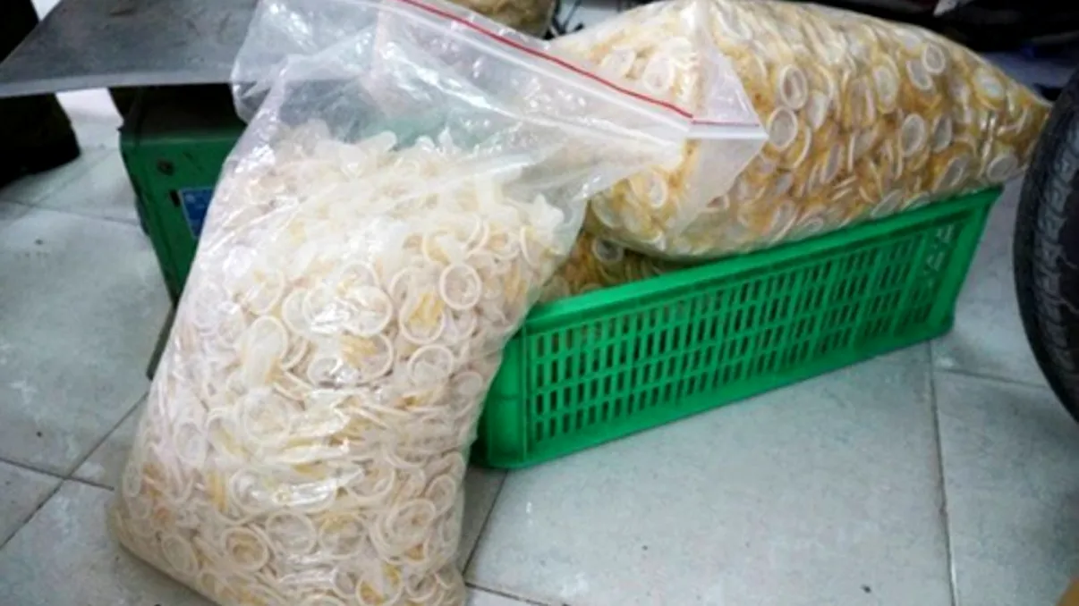 Prezervative, spălate și reambalate pentru vânzare. În ce oraș au fost puse la raft, după ce au fost folosite deja