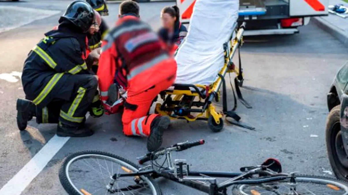 Accident șocant în Sibiu. O femeie a murit după ce a intrat cu bicicleta într-un garaj. Greșeala care i-a fost fatală