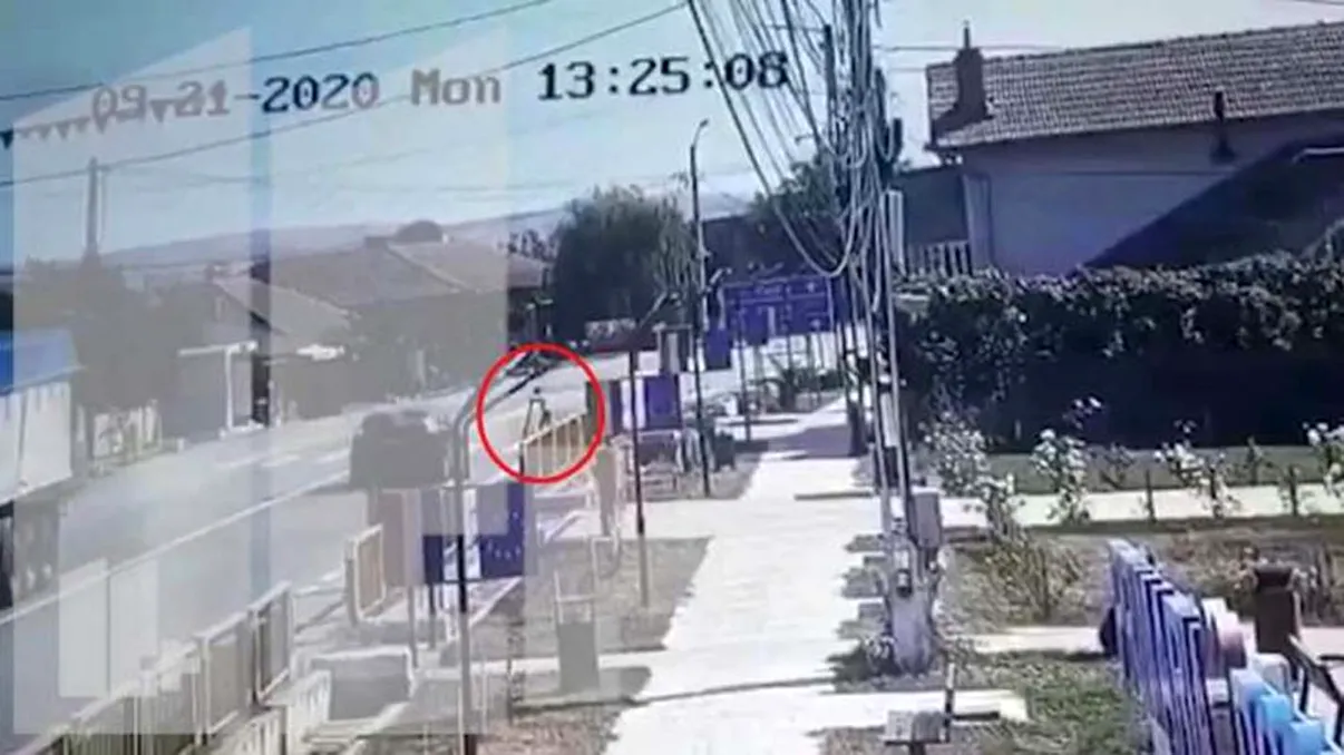 Accident teribil pe trecerea de pietoni. Copil în comă, după ce a fost spulberat de o șoferiță inconștientă. Ce greșeală a făcut băiețelul. VIDEO