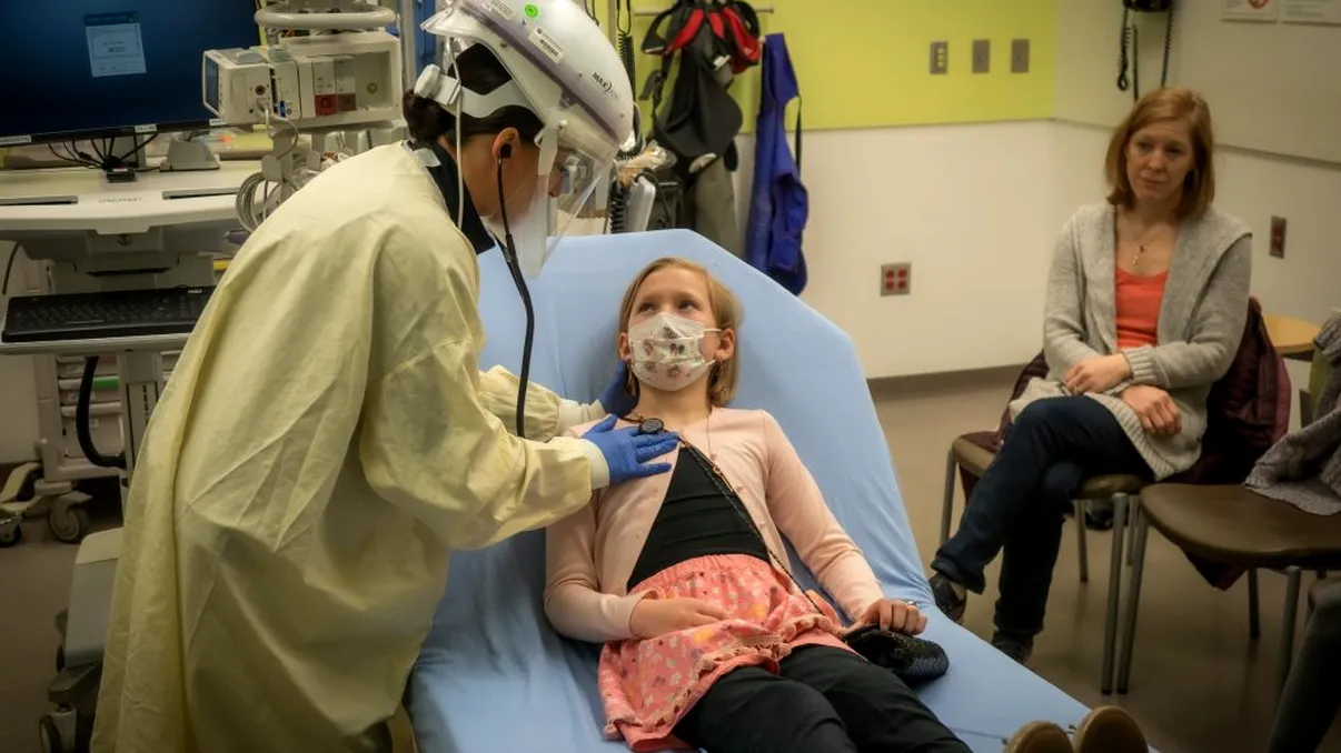 Oamenii de știință avertizează. Milioane de copii, în pericol. Care sunt diferențele între simptomele date de gripă și cele de COVID-19