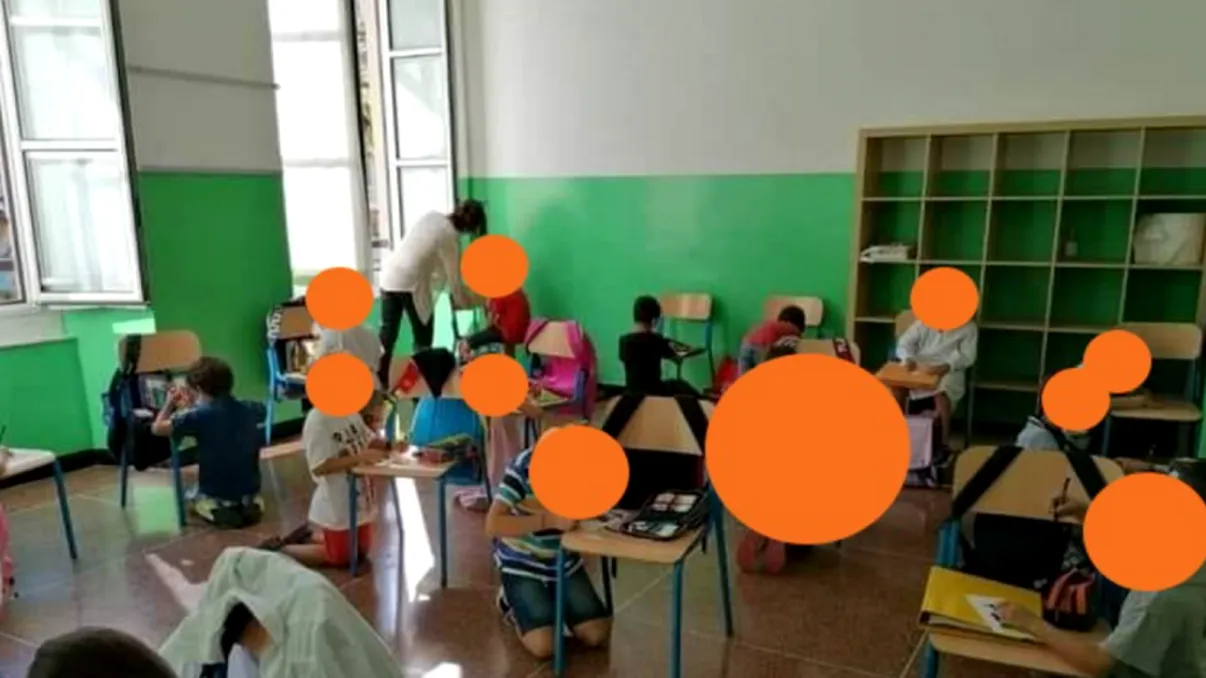 Elevi, puși să scrie la școală în genunchi, din lipsă de bănci! Imaginile sunt virale în toată lumea deja