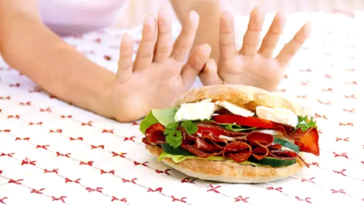 Alimentele și băuturile care păcălesc foamea. Asta trebuie să mănânce românii ca să se sature la o masă