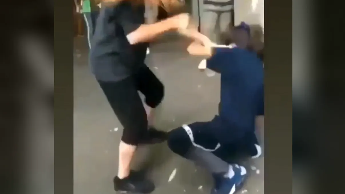 VIDEO Fată din Deva, bătută și umilită de colegii ei. La scenă s-au adunat zeci de copii care nu au intervenit