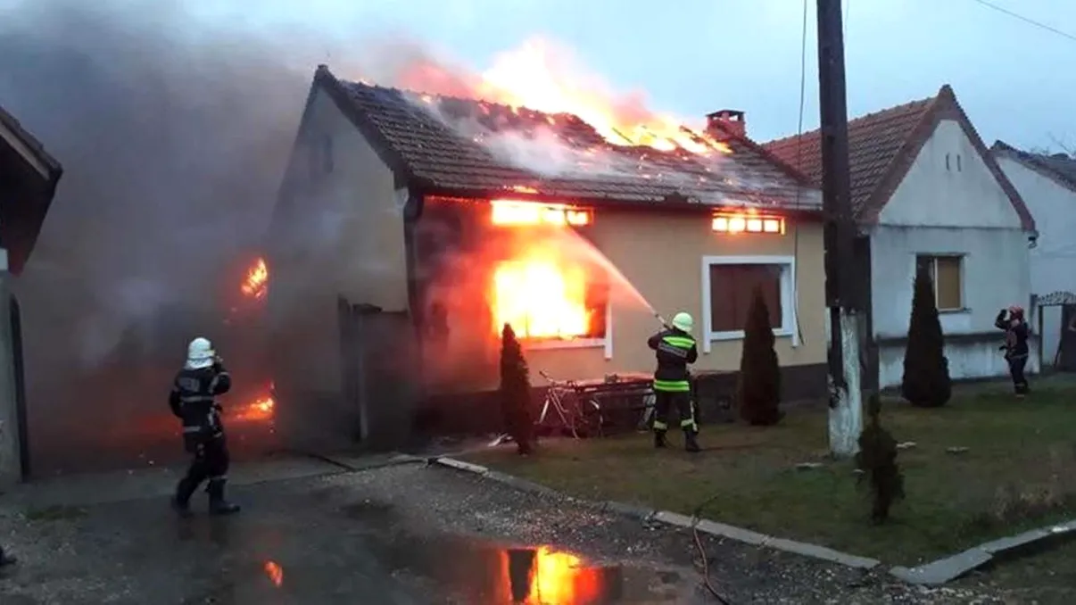 Moarte șocantă în Neamț. Un bărbat a ars de viu în timp ce fuma o țigară. Ce au descoperit pompierii