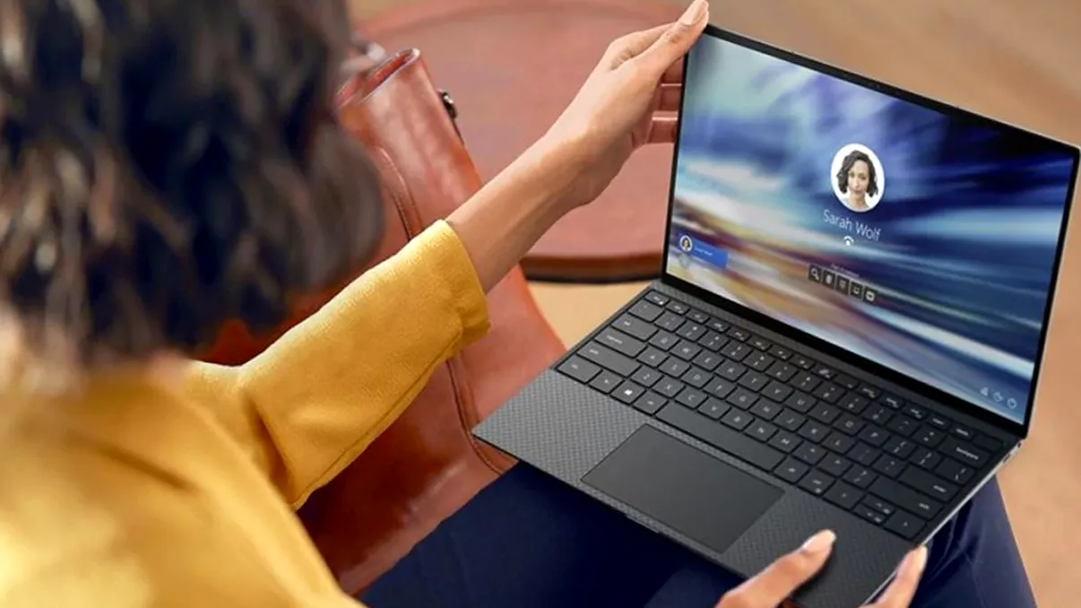 Atenție, români! Ce se întâmplă cu pielea voastră dacă stați prea mult timp în fața ecranelor digitale