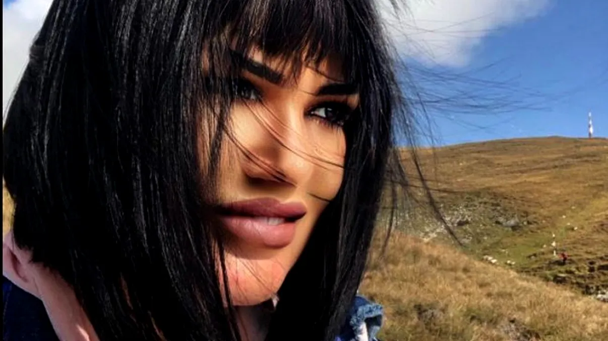 Recunoști vedeta din imagini? Dacă nu, e de la Photoshop. Cine este și cum arată, de fapt