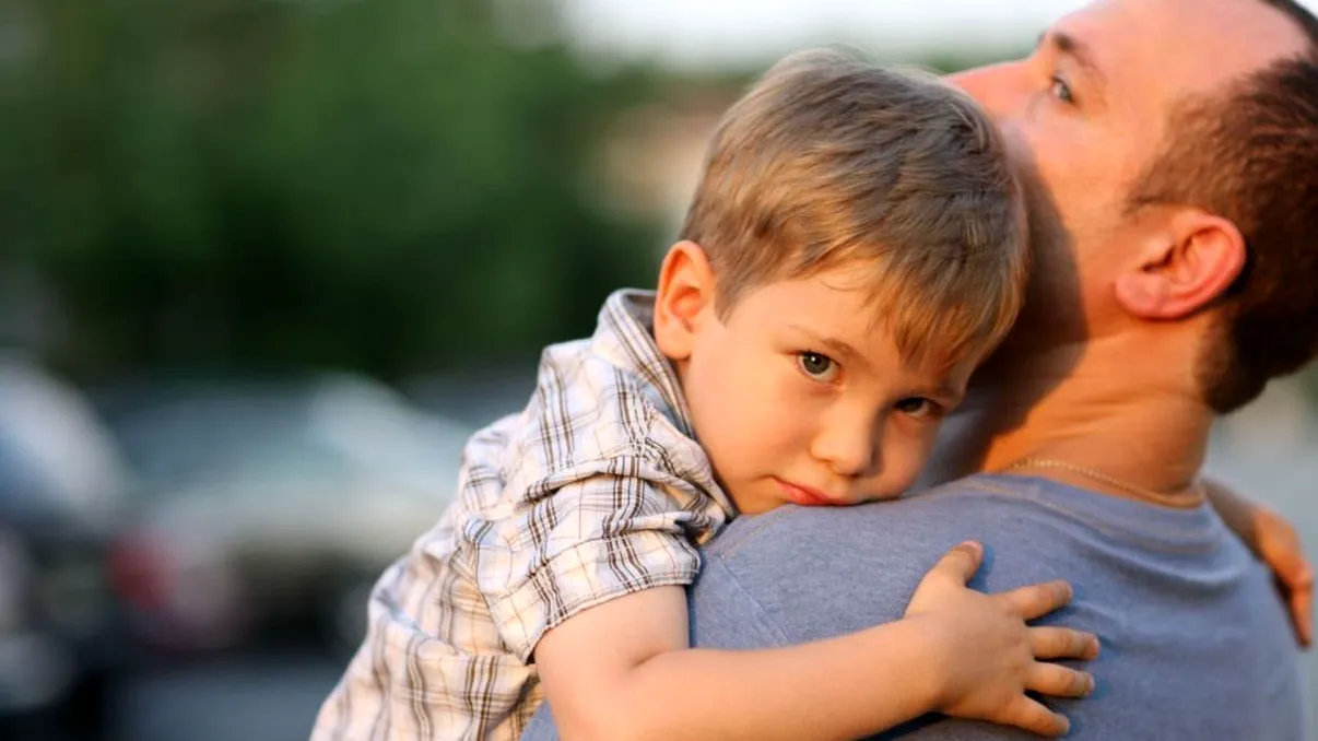 Lovitură dură pentru părinți și bunici. Ce nu mai au voie să facă atunci când își iau copiii de la grădiniță