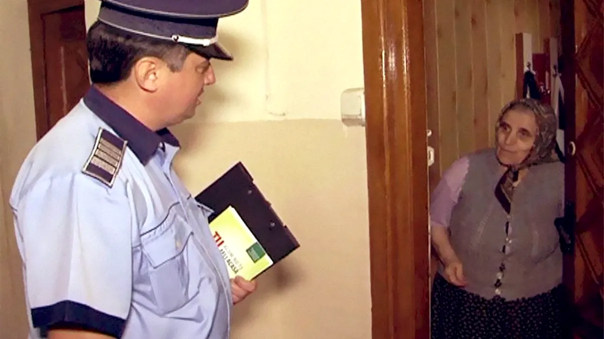 Detaliul din buletin care îți trimite poliția la ușa. Atenție, români! Autoritățile o să vă bată la ușă de azi