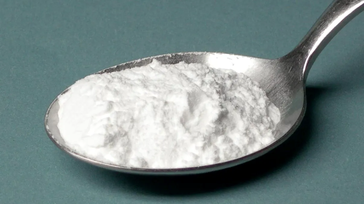 Ingredientul din bucătărie care curăță și grăsimea. Româncele îl pun în prăjituri, fără să știe ce întrebuințări mai are