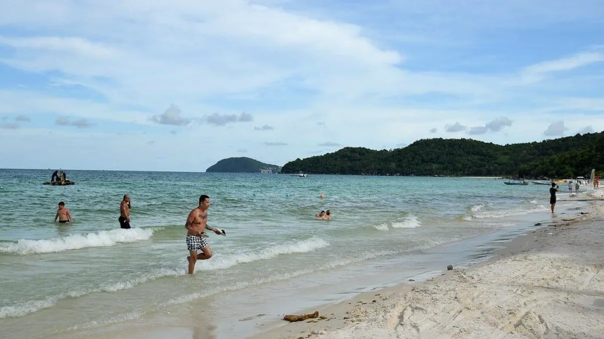 Descoperire macabră pe plajă. Turiștii au crezut că nu văd bine și au făcut o poza. Imaginea e virală deja